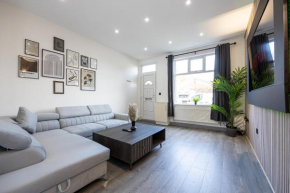 Stunning Bolton Abode - Cinema Experience - Parking